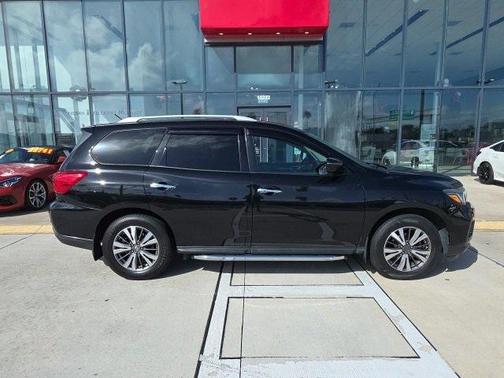 2017 Nissan Pathfinder SV