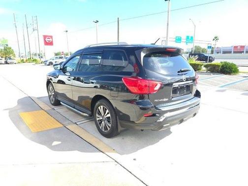 2017 Nissan Pathfinder SV