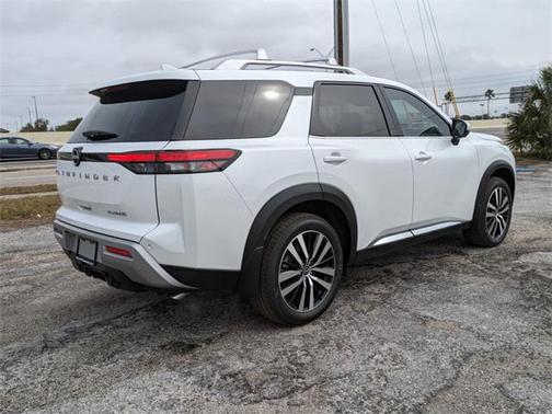 2025 Nissan Pathfinder Platinum FWD