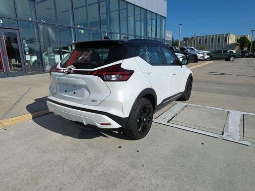 Aspen White Tricoat/Super Black 2024 Nissan Kicks SR
