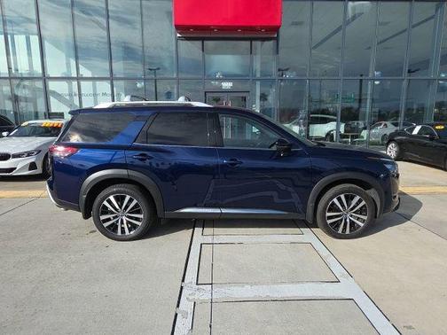 2025 Nissan Pathfinder Platinum 4WD