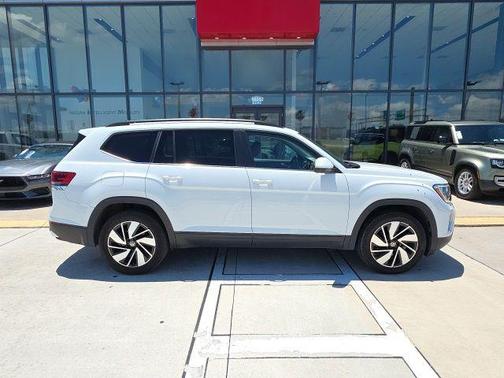 Pure White 2024 Volkswagen Atlas 2.0T SE w/Technology 4MOTION