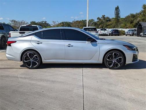 2023 Nissan Altima SR FWD