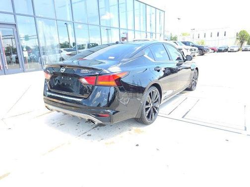 Super Black 2022 Nissan Altima SR FWD