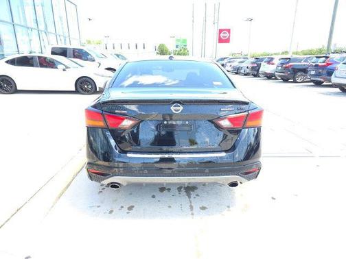 Super Black 2022 Nissan Altima SR FWD