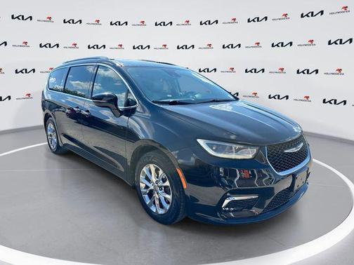 Brilliant Black Crystal Pearlcoat 2021 Chrysler Pacifica Touring L