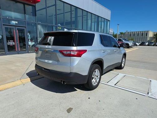 Silver Ice Metallic 2021 Chevrolet Traverse LS