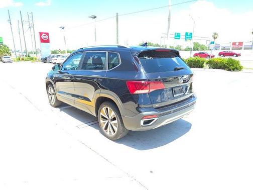 Deep Black Pearl 2024 Volkswagen Taos 1.5T SE