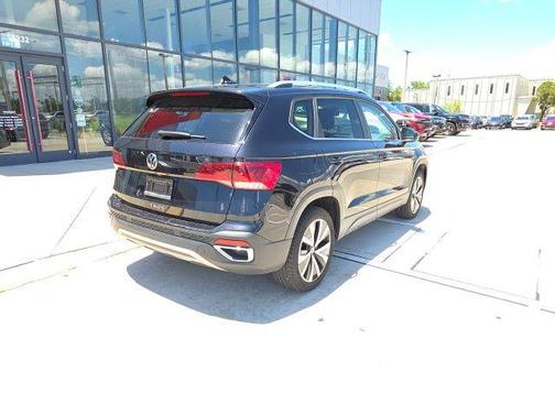 Deep Black Pearl 2024 Volkswagen Taos 1.5T SE