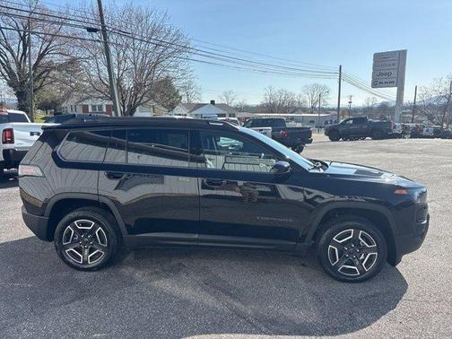 Diamond Black 2026 Jeep Cherokee LAREDO/LIMITED