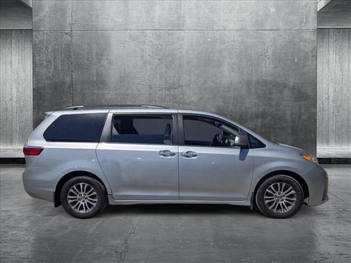 2019 Toyota Sienna XLE