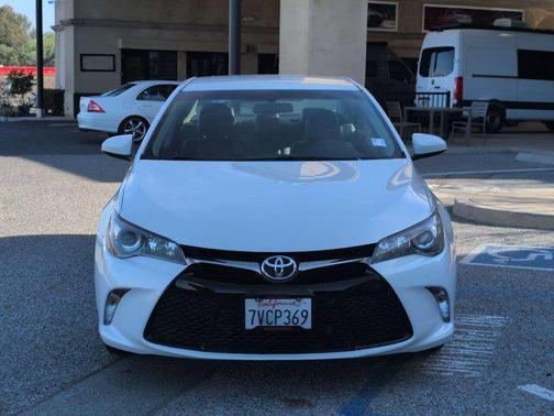 Super White 2017 Toyota Camry SE