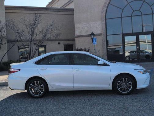 Super White 2017 Toyota Camry SE