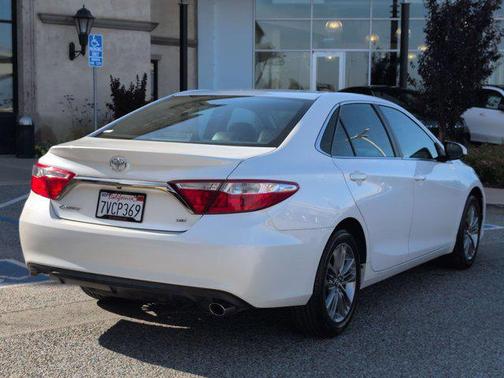 Super White 2017 Toyota Camry SE