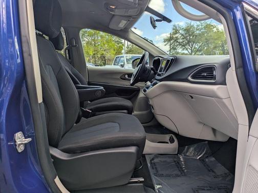 2021 Chrysler Voyager LX