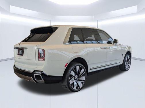 English White 2025 Rolls-Royce Cullinan