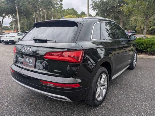 Mythos Black Metallic 2019 Audi Q5 2.0T Premium