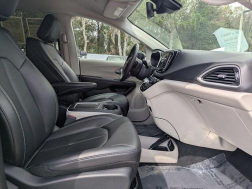 2024 Chrysler Pacifica Touring-L