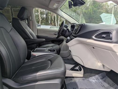 2024 Chrysler Pacifica Touring-L