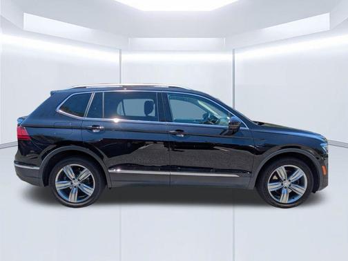 Deep Black Pearl Effect 2018 Volkswagen Tiguan 2.0T SEL Premium