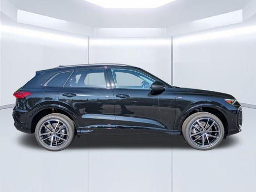 Mythos Black Metallic 2026 Audi Q5 PLUS