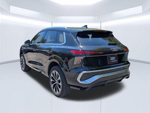 Mythos Black Metallic 2026 Audi Q3 S line