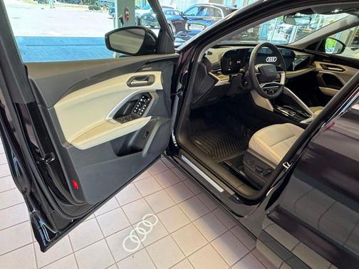 Mythos Black Metallic 2025 Audi Q5 2.0T quattro Premium