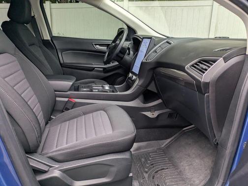 Blue Metallic 2022 Ford Edge SE