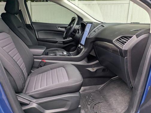 Blue Metallic 2022 Ford Edge SE