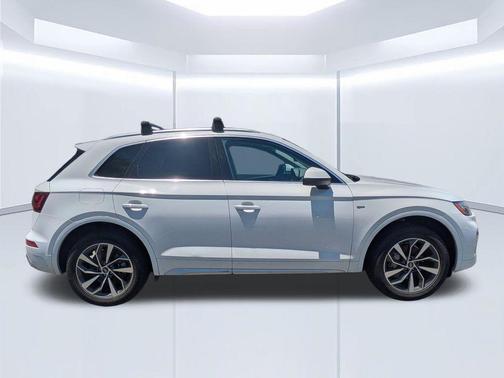 Glacier White Metallic 2022 Audi Q5 45 S line quattro Premium