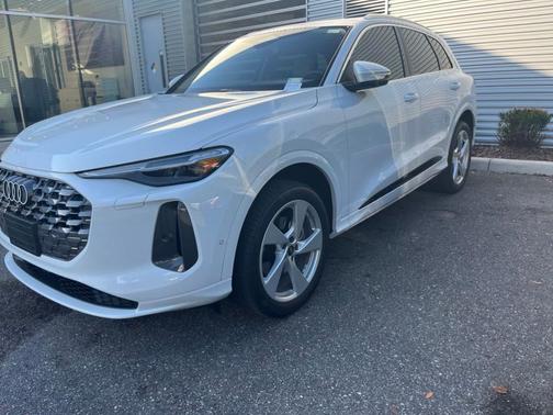 Glacier White Metallic 2025 Audi Q5 2.0T quattro Premium