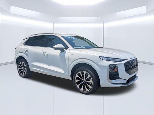 Glacier White Metallic 2026 Audi Q3 S line