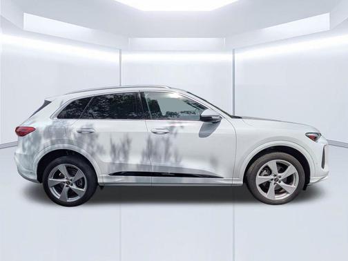 Glacier White Metallic 2025 Audi Q5 2.0T quattro Premium
