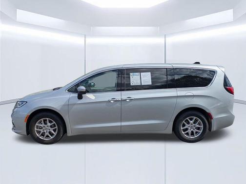 2023 Chrysler Pacifica Touring-L
