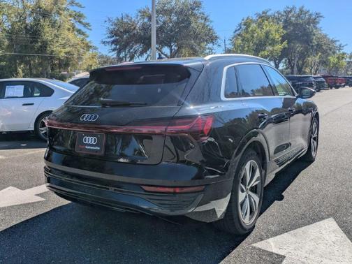 Mythos Black Metallic 2024 Audi Q8 e-tron Premium