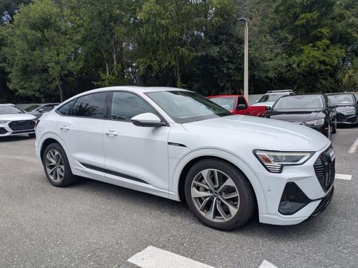 Glacier White Metallic 2021 Audi e-tron Premium Plus