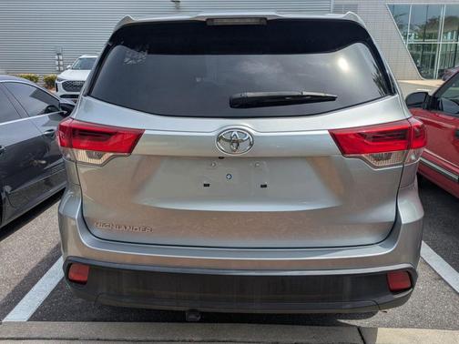 Celestial Silver Metallic 2017 Toyota Highlander LE