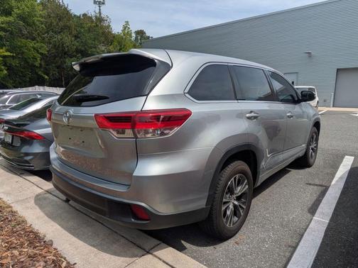 Celestial Silver Metallic 2017 Toyota Highlander LE