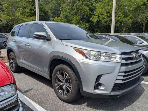 Celestial Silver Metallic 2017 Toyota Highlander LE