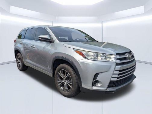 Celestial Silver Metallic 2017 Toyota Highlander LE