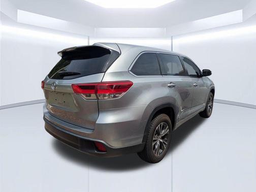Celestial Silver Metallic 2017 Toyota Highlander LE