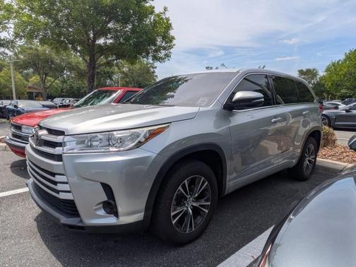 Celestial Silver Metallic 2017 Toyota Highlander LE