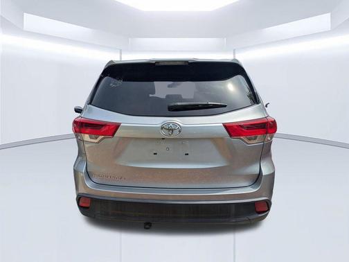Celestial Silver Metallic 2017 Toyota Highlander LE