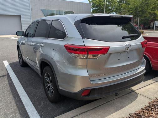 Celestial Silver Metallic 2017 Toyota Highlander LE