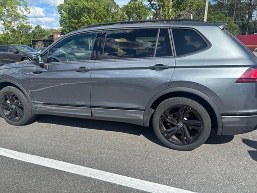 Platinum Gray Metallic 2023 Volkswagen Tiguan 2.0T SE R-Line Black