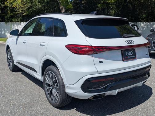 Glacier White Metallic 2026 Audi Q5 PLUS