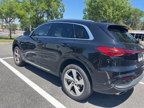 Mythos Black Metallic 2025 Audi Q5 2.0T quattro Premium