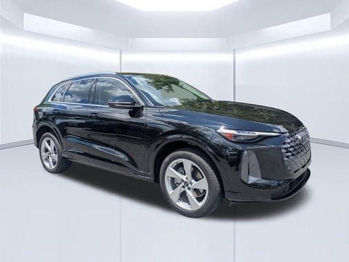 Mythos Black Metallic 2025 Audi Q5 2.0T quattro Premium