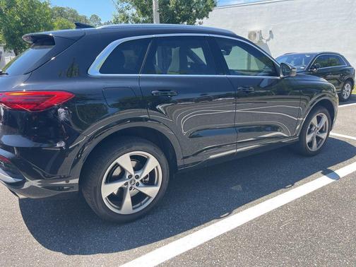 Mythos Black Metallic 2025 Audi Q5 2.0T quattro Premium
