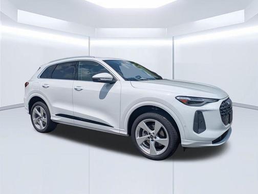 Glacier White Metallic 2026 Audi Q5 PLUS